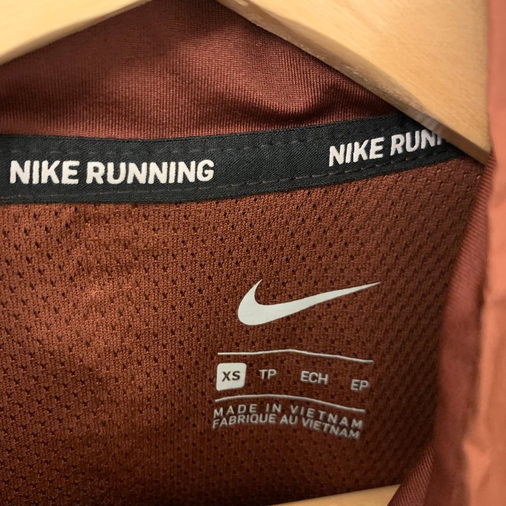 NWOT Nike Essential Running Rain Jacket - Picture 4 of 4